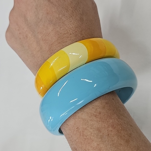 Vtg Colorful Bangle Bracelet Set Patterned Yellow And Solid Blue 2pc - Picture 2 of 4